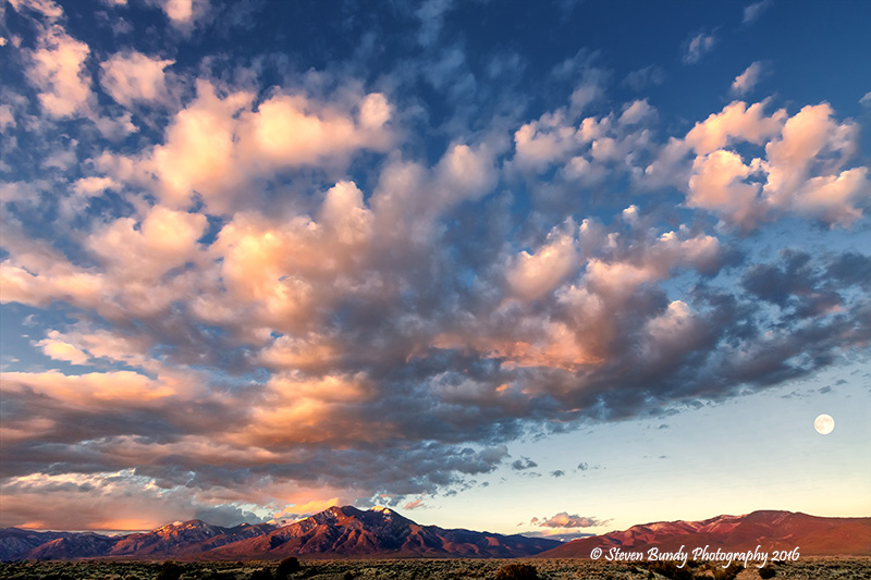 pueblo peak moonrise